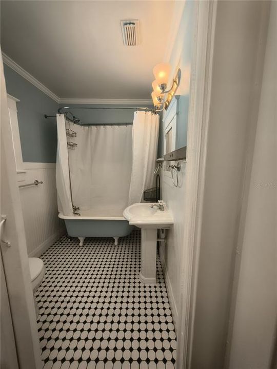 For Sale: $365,000 (2 beds, 1 baths, 952 Square Feet)