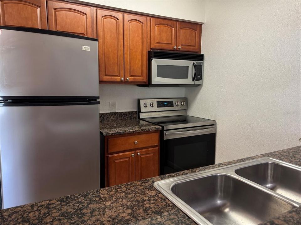 For Sale: $185,000 (2 beds, 1 baths, 884 Square Feet)