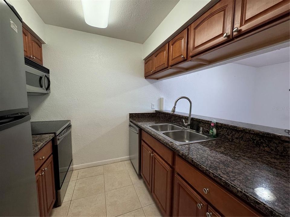 For Sale: $185,000 (2 beds, 1 baths, 884 Square Feet)