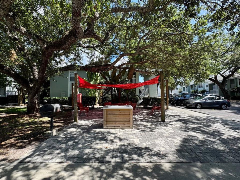 For Sale: $185,000 (2 beds, 1 baths, 884 Square Feet)