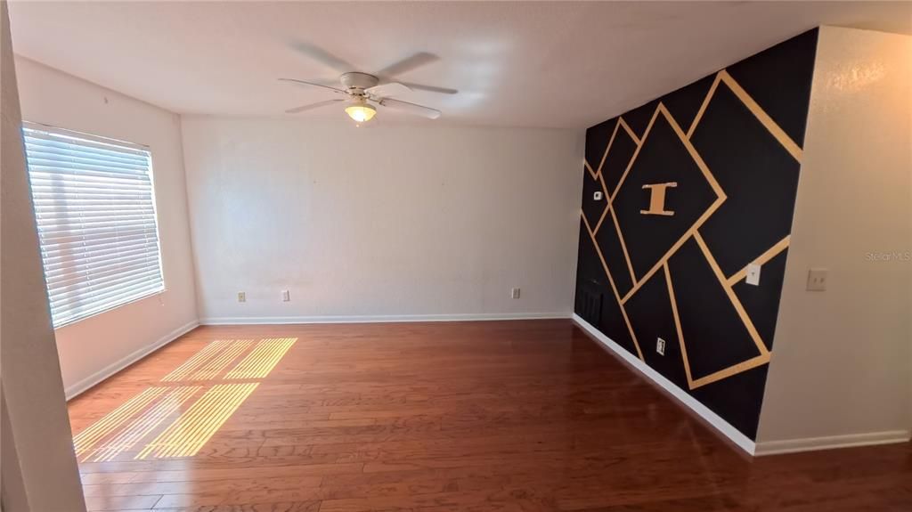For Sale: $185,000 (2 beds, 1 baths, 884 Square Feet)