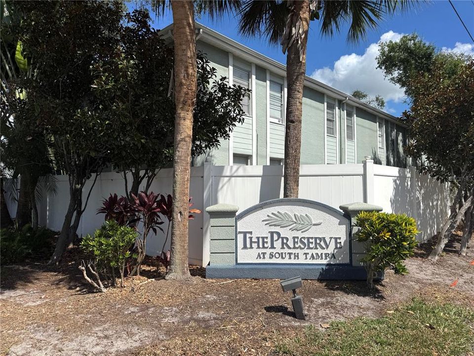 For Sale: $185,000 (2 beds, 1 baths, 884 Square Feet)