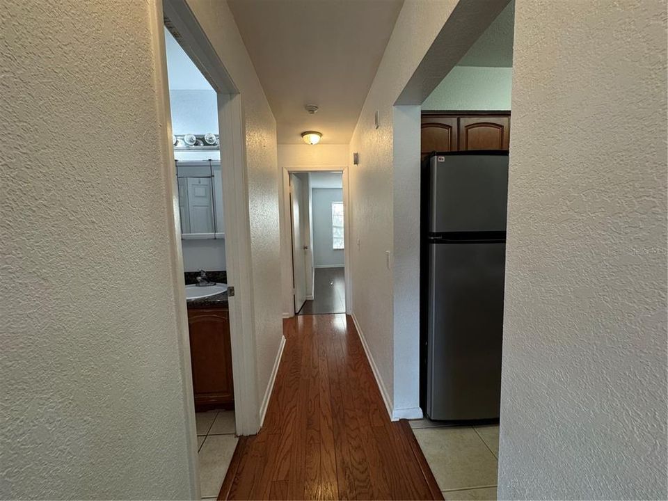 For Sale: $185,000 (2 beds, 1 baths, 884 Square Feet)