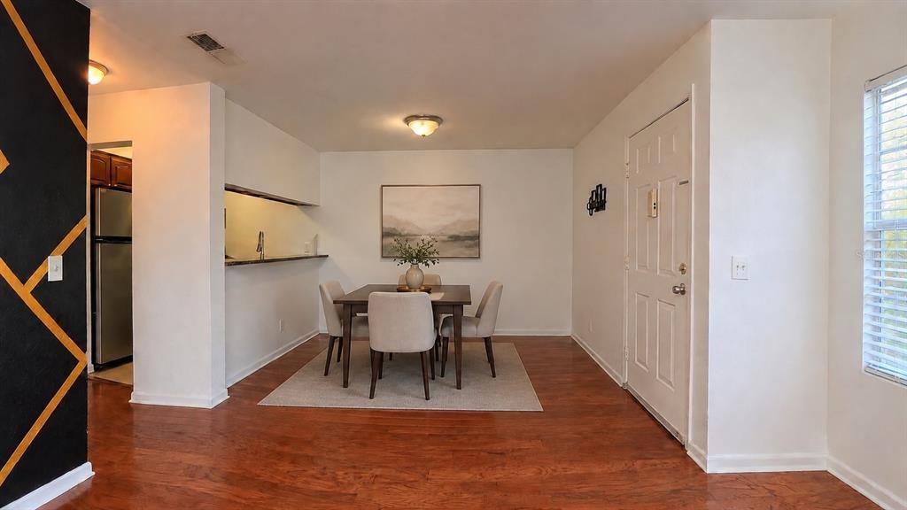 For Sale: $185,000 (2 beds, 1 baths, 884 Square Feet)