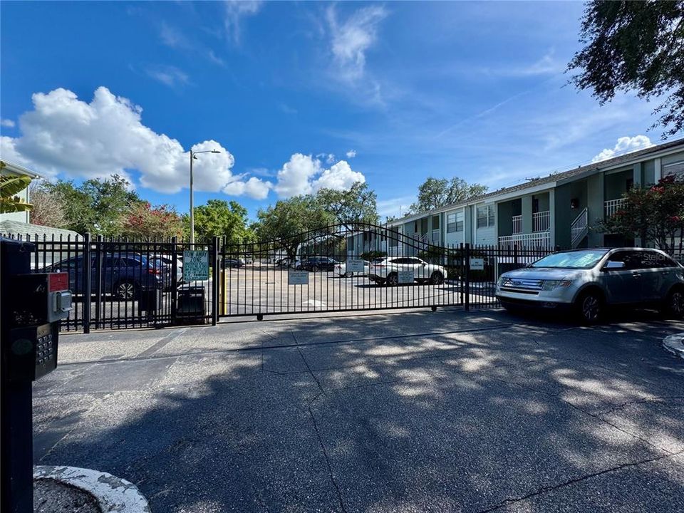 For Sale: $185,000 (2 beds, 1 baths, 884 Square Feet)