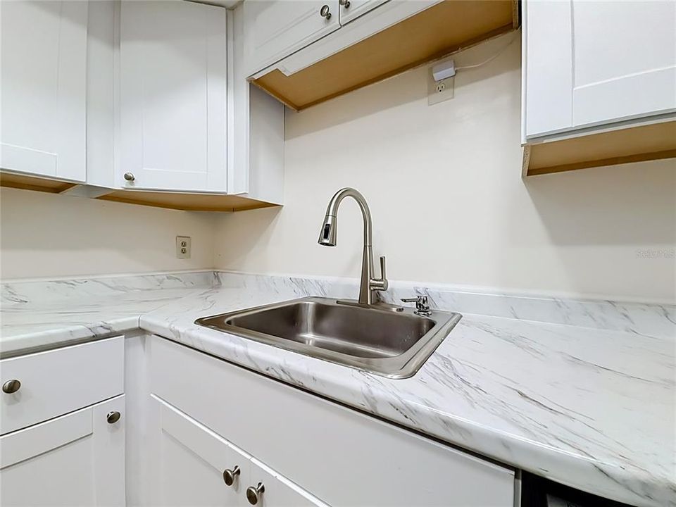 For Sale: $164,900 (2 beds, 2 baths, 1060 Square Feet)