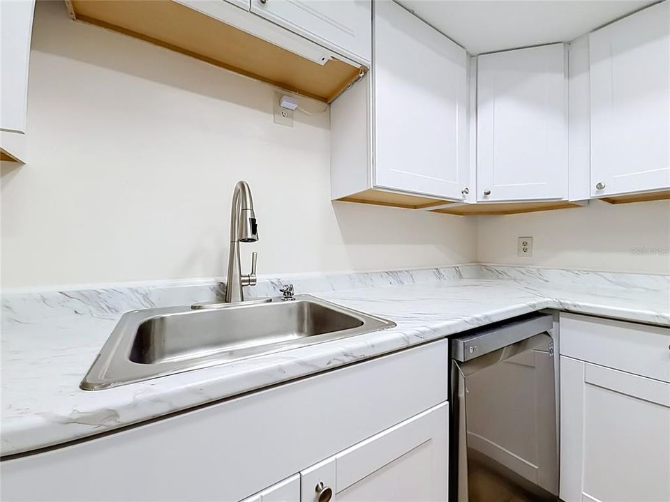 For Sale: $164,900 (2 beds, 2 baths, 1060 Square Feet)