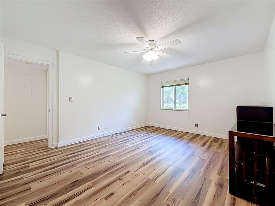For Sale: $164,900 (2 beds, 2 baths, 1060 Square Feet)