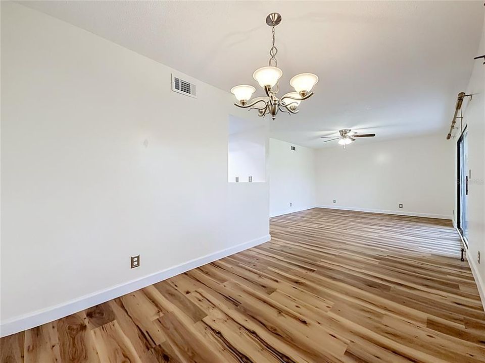 For Sale: $164,900 (2 beds, 2 baths, 1060 Square Feet)