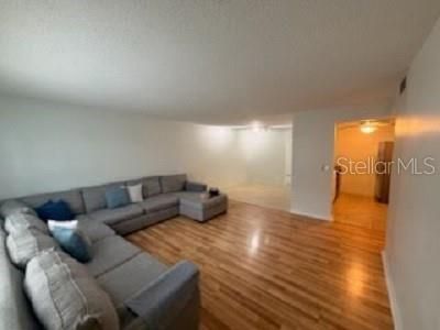 В аренду: $1,700 (2 спален, 1 ванн, 884 Квадратных фут)