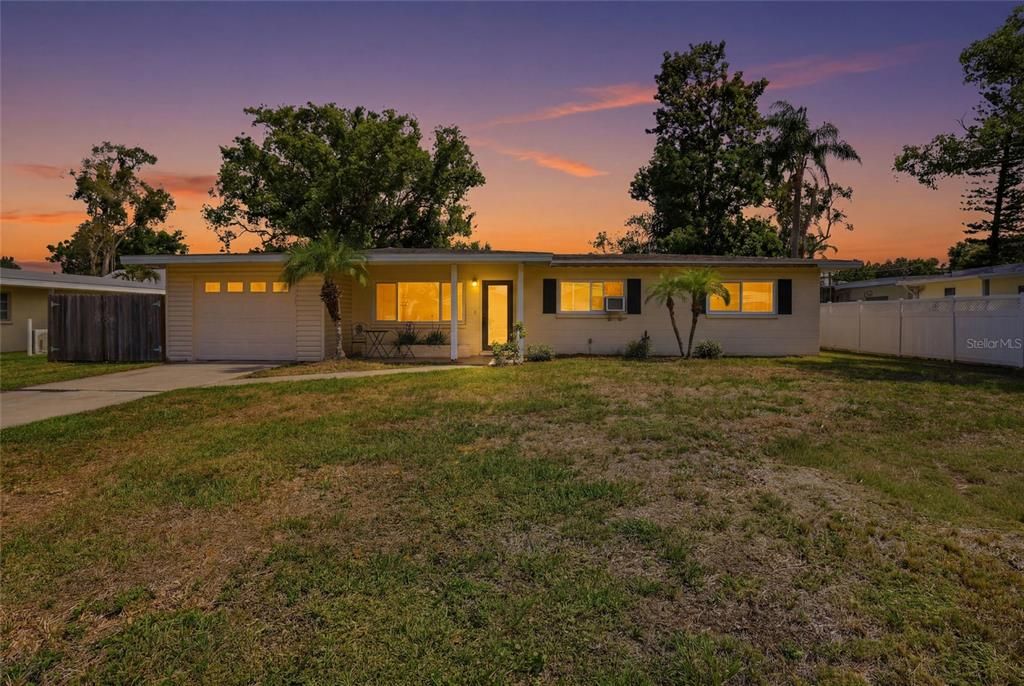 For Sale: $375,000 (3 beds, 3 baths, 1951 Square Feet)