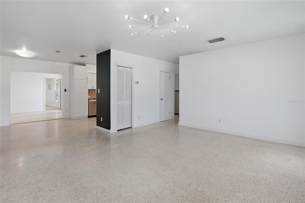 For Sale: $375,000 (3 beds, 3 baths, 1951 Square Feet)