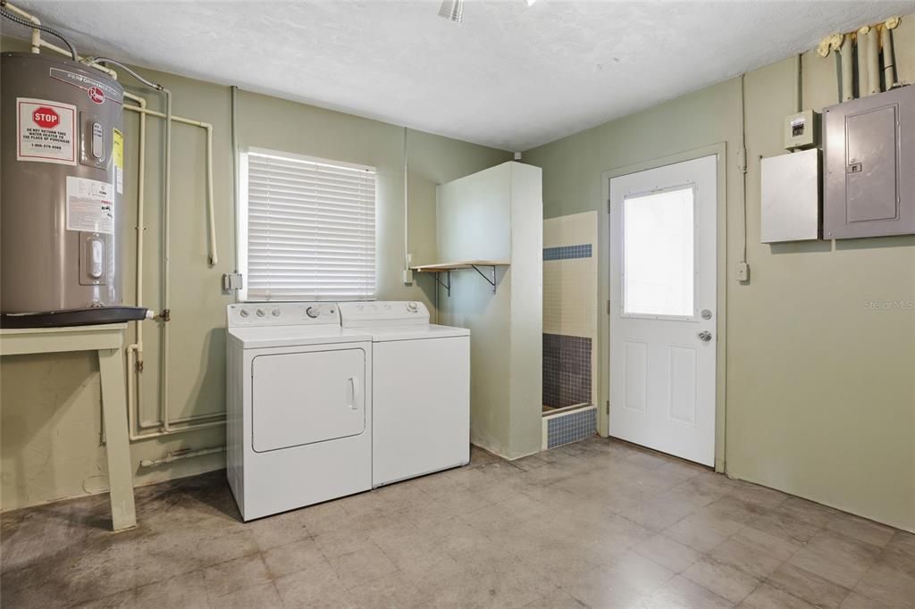 For Sale: $375,000 (3 beds, 3 baths, 1951 Square Feet)
