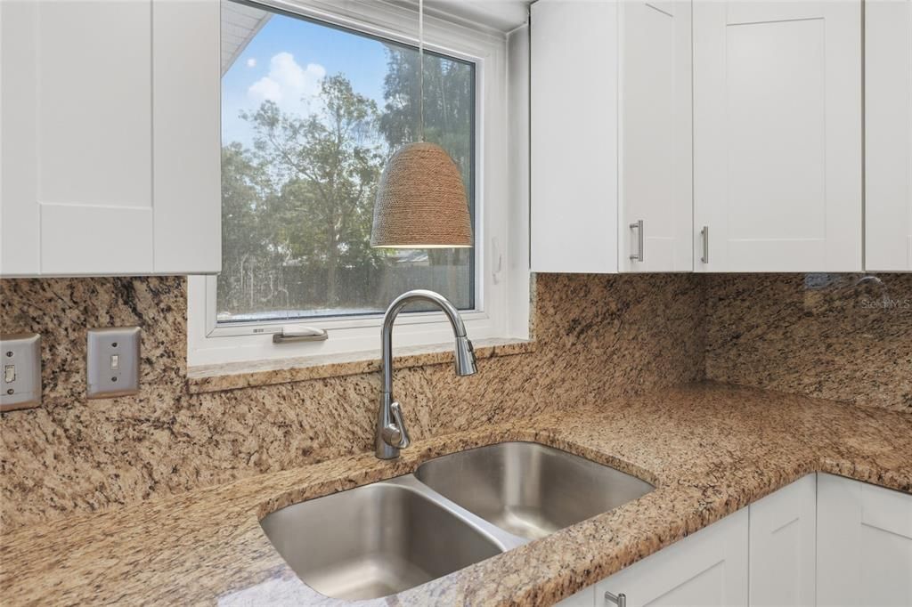 For Sale: $375,000 (3 beds, 3 baths, 1951 Square Feet)