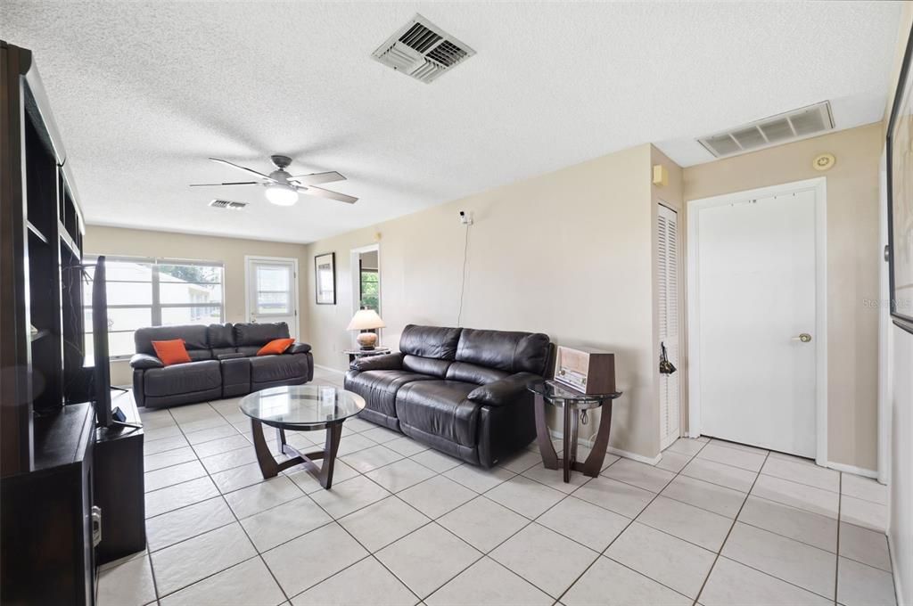 For Sale: $175,000 (2 beds, 2 baths, 1135 Square Feet)