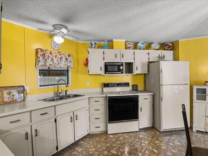 For Sale: $79,900 (2 beds, 2 baths, 840 Square Feet)