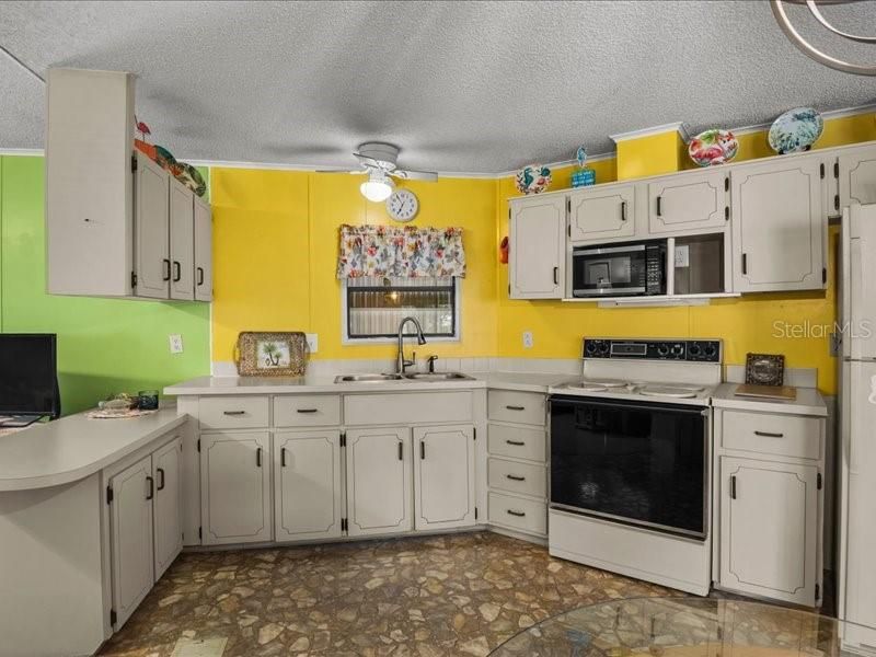 For Sale: $79,900 (2 beds, 2 baths, 840 Square Feet)