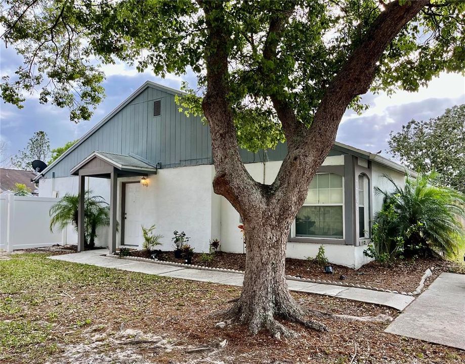 For Rent: $2,100 (2 beds, 2 baths, 899 Square Feet)