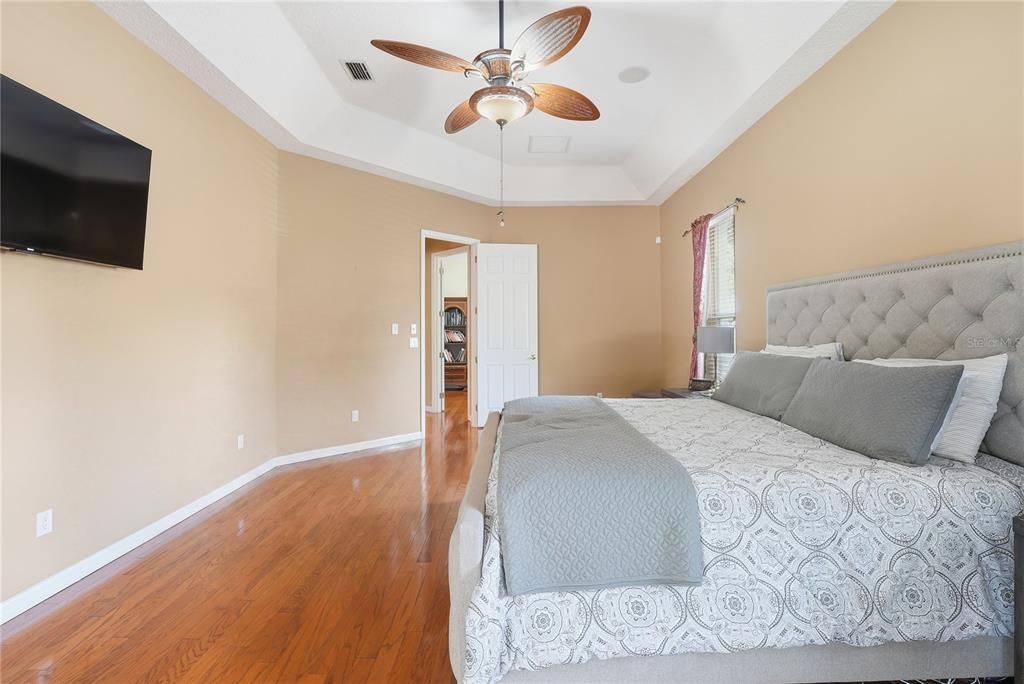 For Sale: $950,000 (6 beds, 4 baths, 3942 Square Feet)