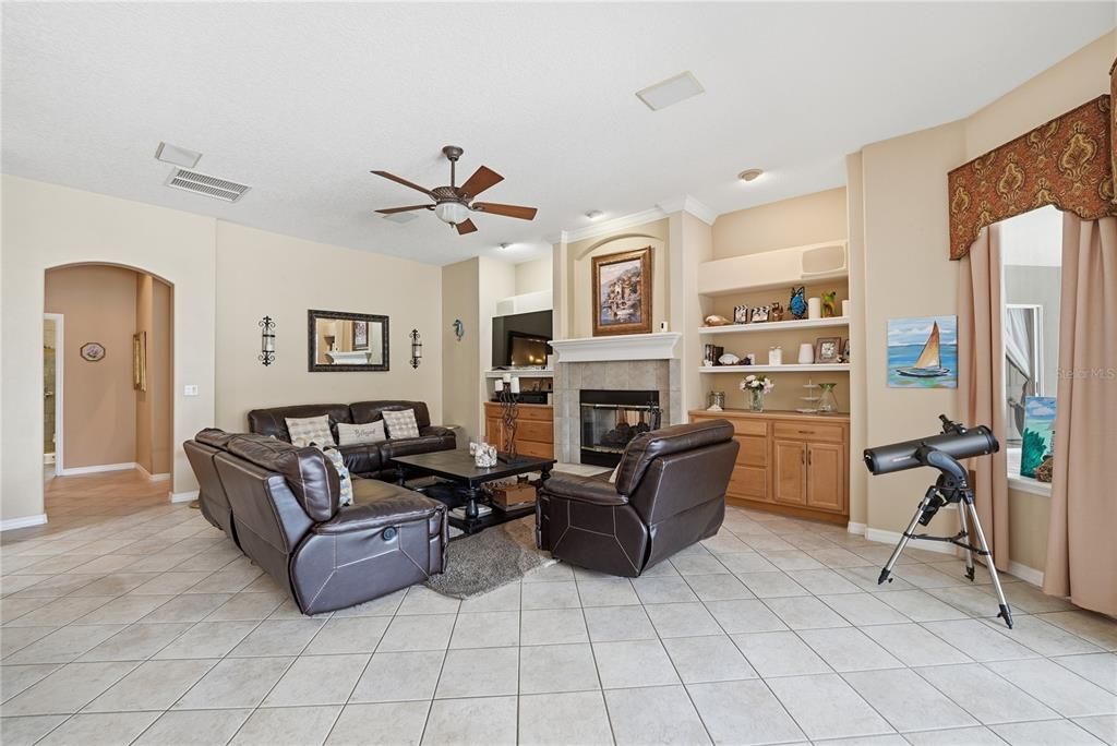For Sale: $950,000 (6 beds, 4 baths, 3942 Square Feet)