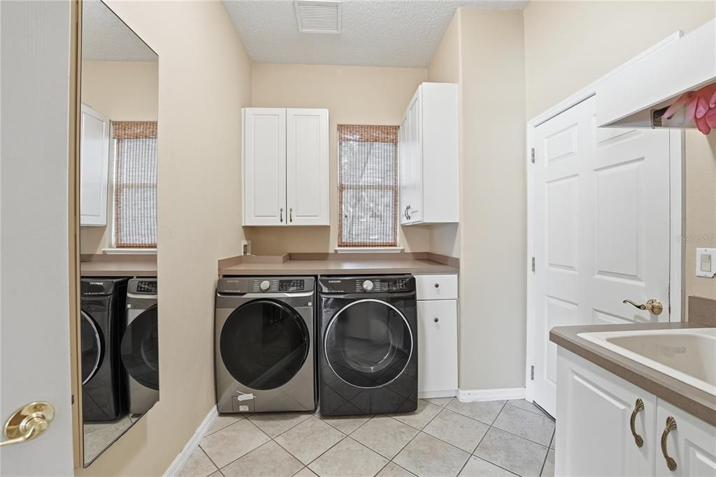 For Sale: $950,000 (6 beds, 4 baths, 3942 Square Feet)