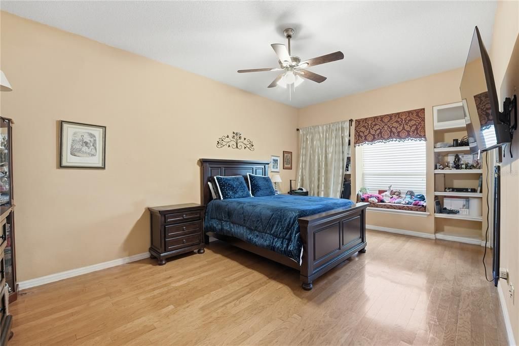For Sale: $950,000 (6 beds, 4 baths, 3942 Square Feet)