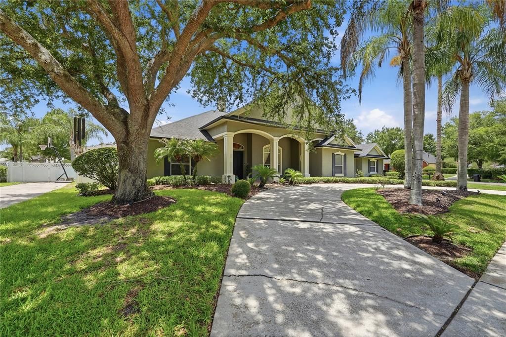 For Sale: $950,000 (6 beds, 4 baths, 3942 Square Feet)