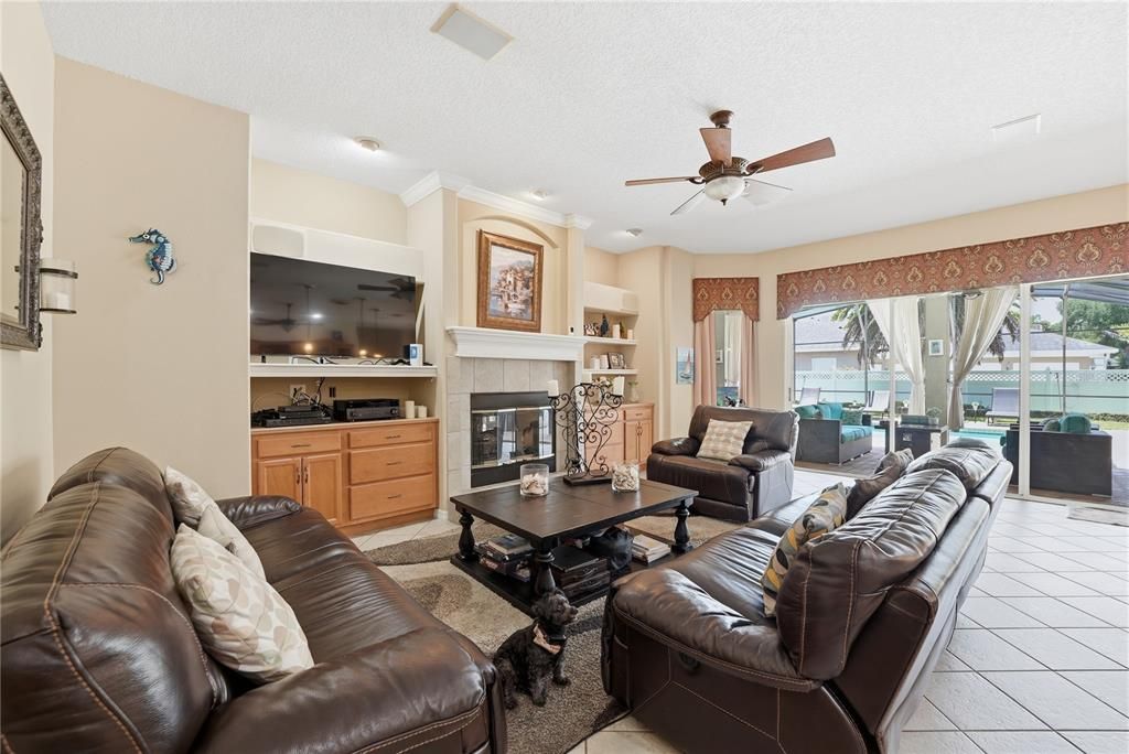 For Sale: $950,000 (6 beds, 4 baths, 3942 Square Feet)