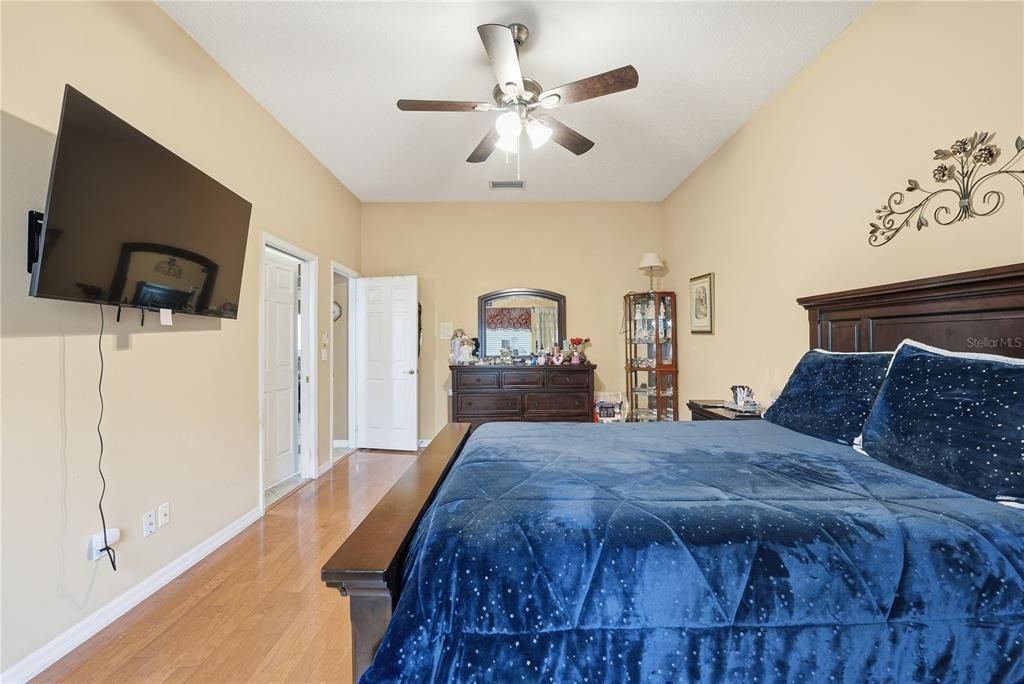 For Sale: $950,000 (6 beds, 4 baths, 3942 Square Feet)