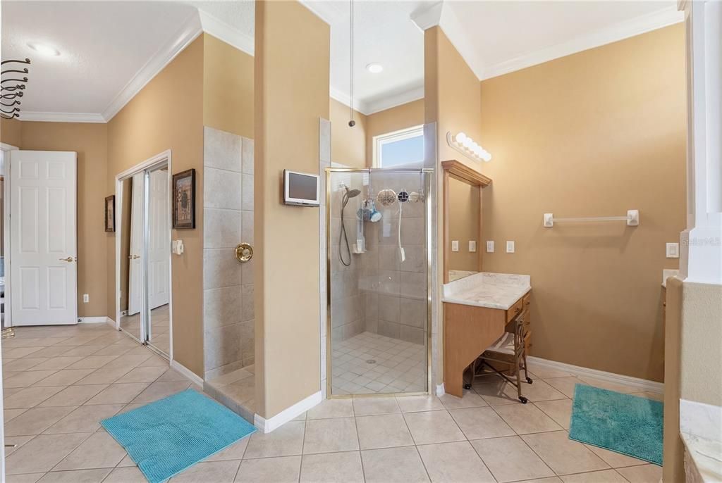 For Sale: $950,000 (6 beds, 4 baths, 3942 Square Feet)