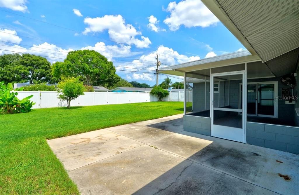 For Sale: $299,990 (2 beds, 2 baths, 1276 Square Feet)