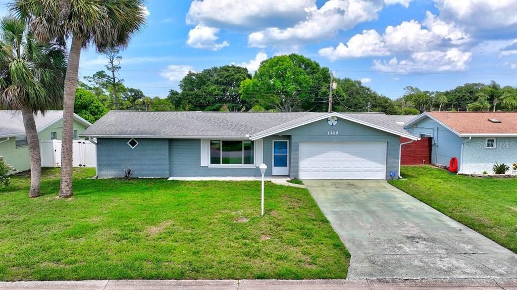 For Sale: $299,990 (2 beds, 2 baths, 1276 Square Feet)