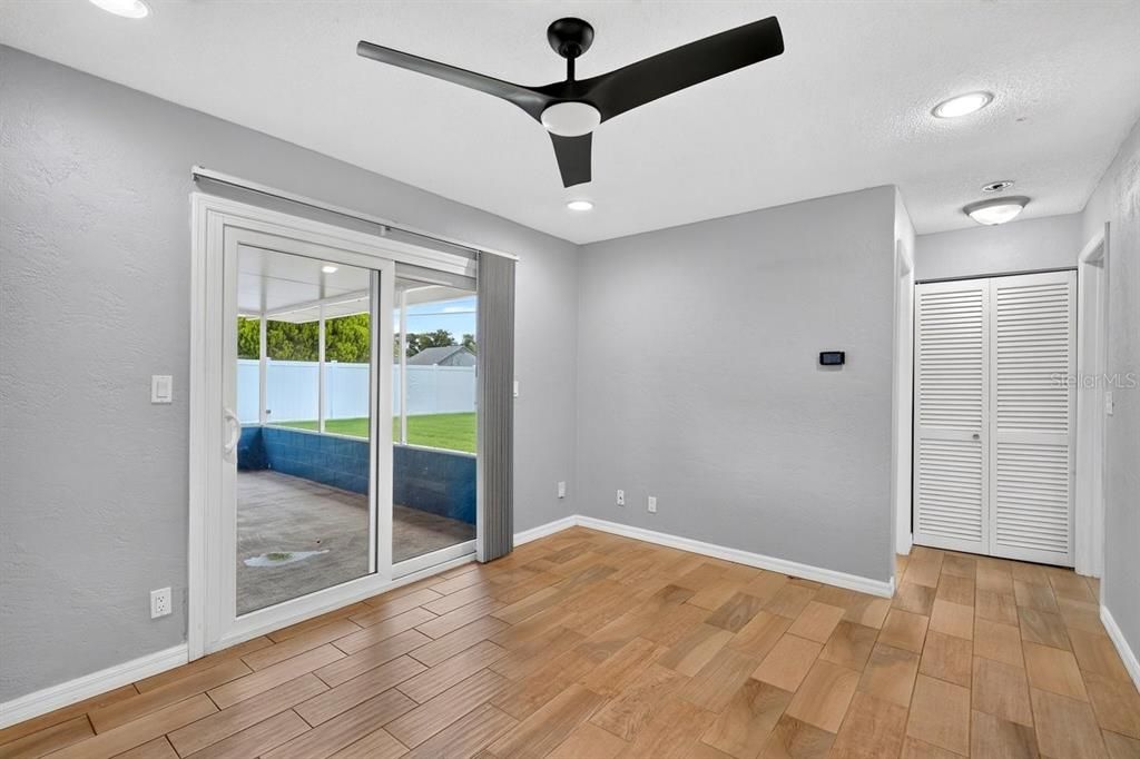 For Sale: $299,990 (2 beds, 2 baths, 1276 Square Feet)