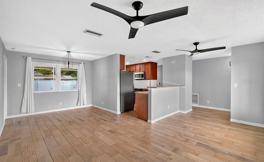 For Sale: $299,990 (2 beds, 2 baths, 1276 Square Feet)