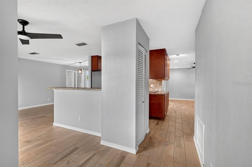 For Sale: $299,990 (2 beds, 2 baths, 1276 Square Feet)