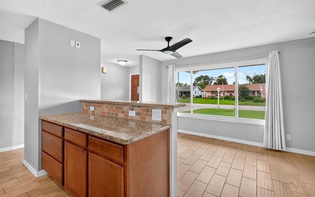 For Sale: $299,990 (2 beds, 2 baths, 1276 Square Feet)