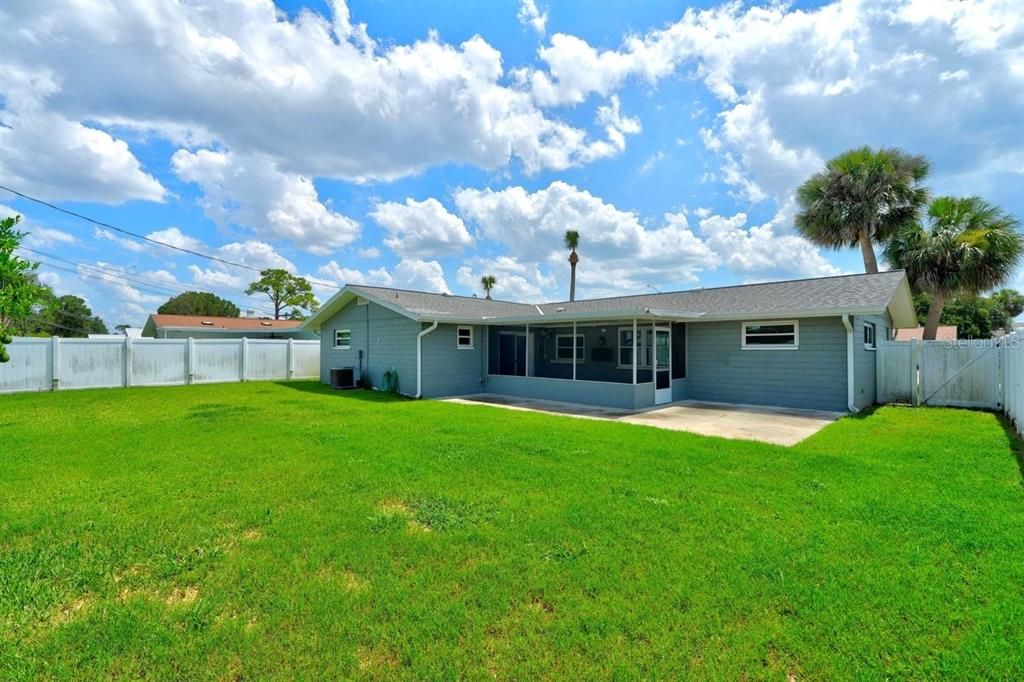 For Sale: $299,990 (2 beds, 2 baths, 1276 Square Feet)