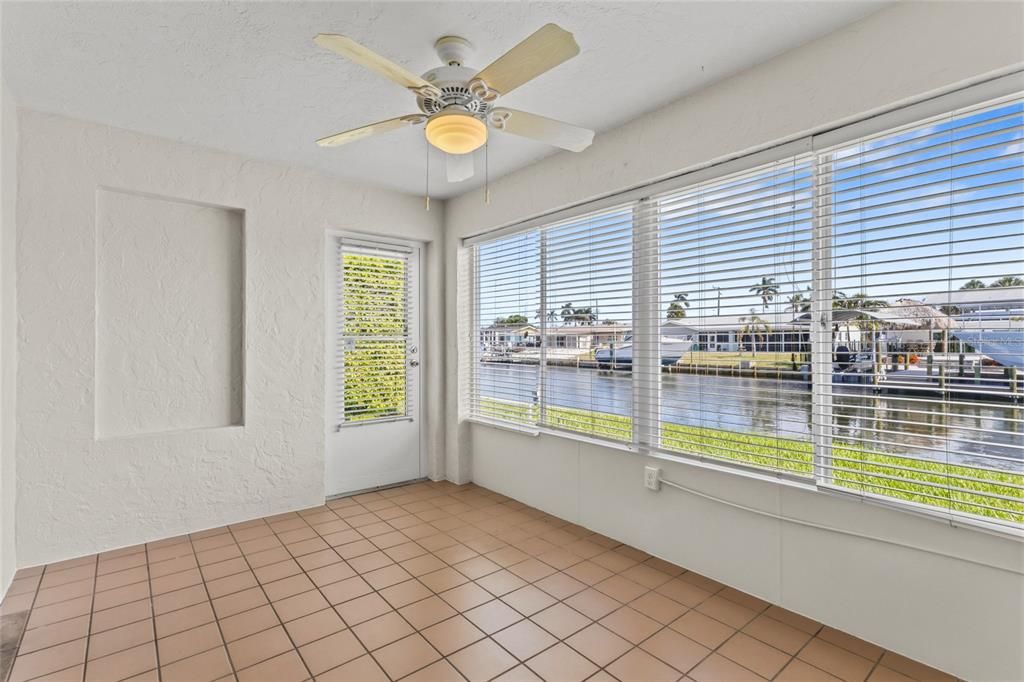 For Sale: $249,000 (2 beds, 2 baths, 1078 Square Feet)