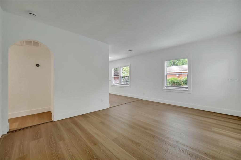 На продажу: $339,000 (2 спален, 1 ванн, 912 Квадратных фут)