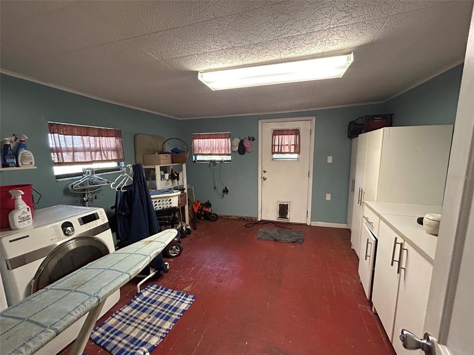 For Sale: $400,000 (3 beds, 2 baths, 2068 Square Feet)