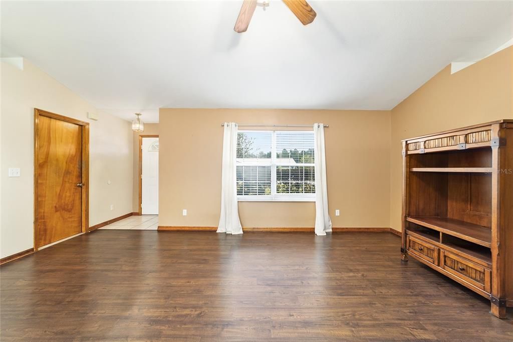 For Sale: $235,000 (3 beds, 2 baths, 1238 Square Feet)