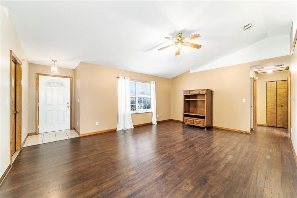 For Sale: $235,000 (3 beds, 2 baths, 1238 Square Feet)