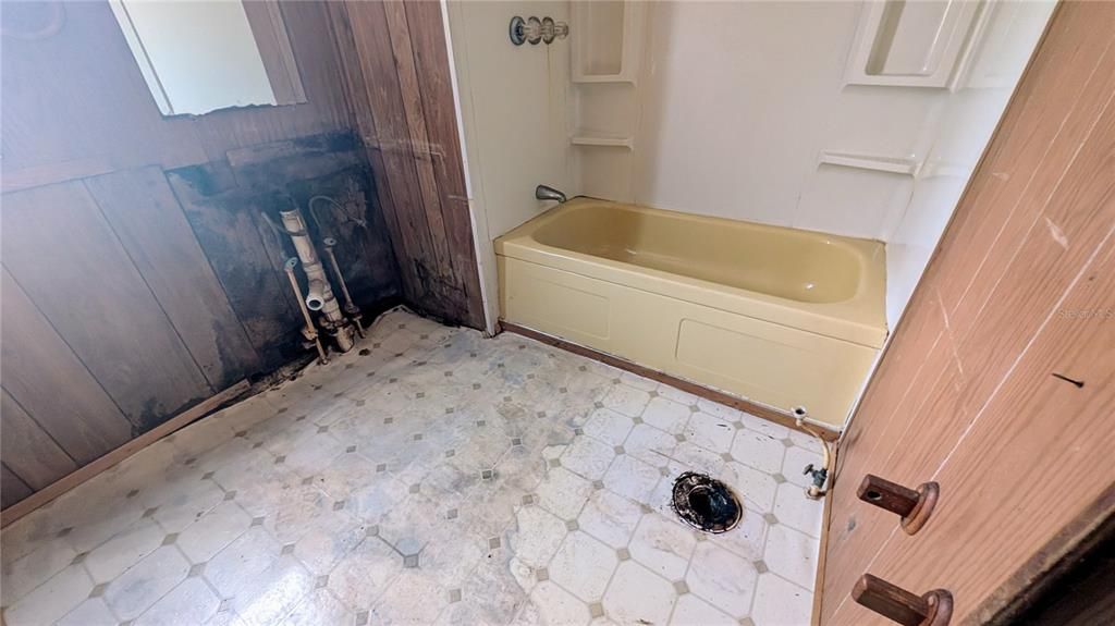 For Sale: $60,000 (3 beds, 1 baths, 672 Square Feet)