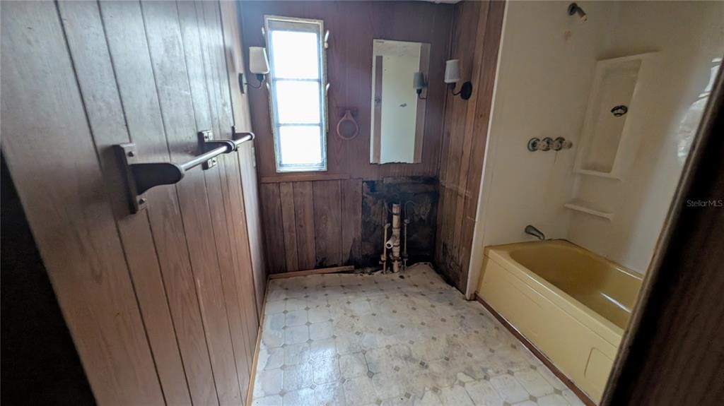 For Sale: $60,000 (3 beds, 1 baths, 672 Square Feet)