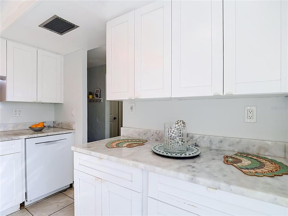 For Sale: $119,000 (2 beds, 2 baths, 888 Square Feet)