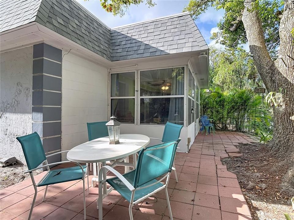 For Sale: $119,000 (2 beds, 2 baths, 888 Square Feet)