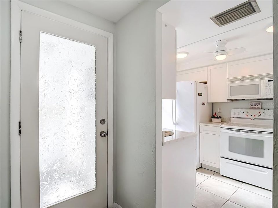 For Sale: $119,000 (2 beds, 2 baths, 888 Square Feet)
