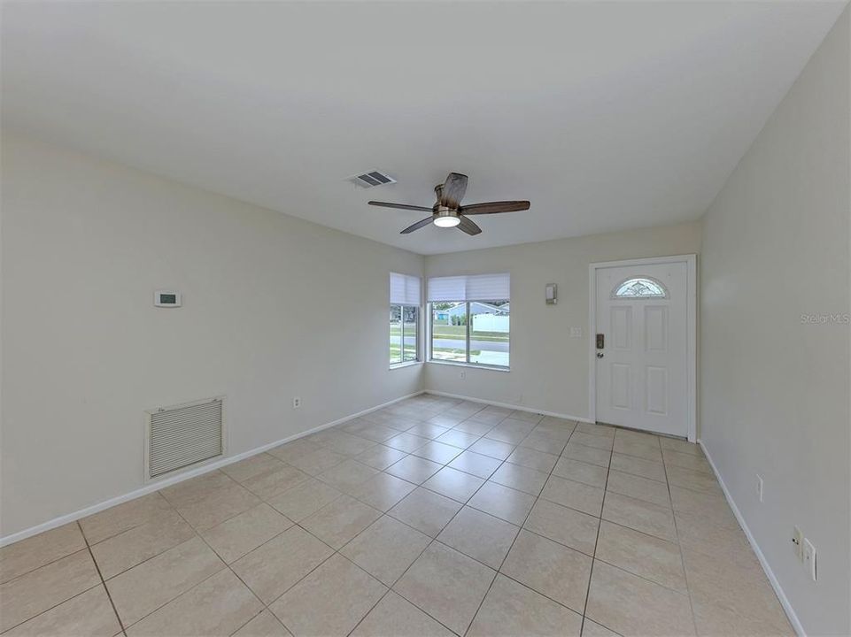 For Sale: $259,900 (3 beds, 2 baths, 1071 Square Feet)