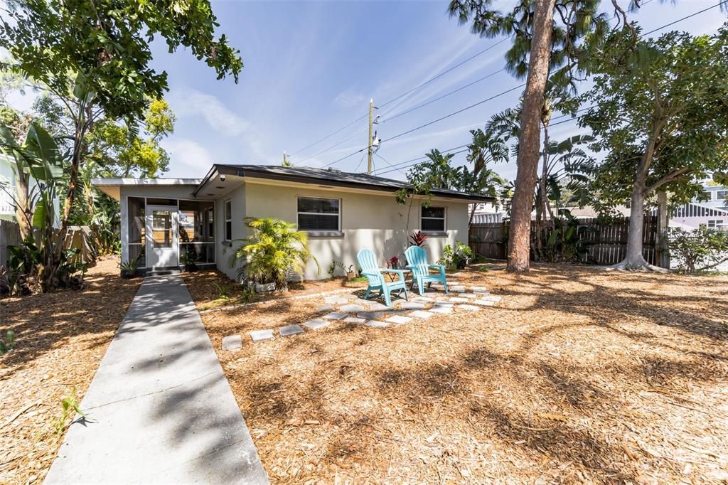 For Rent: $2,600 (3 beds, 2 baths, 1400 Square Feet)