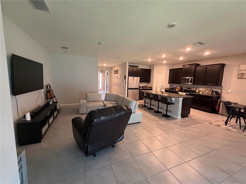 For Rent: $2,695 (4 beds, 2 baths, 2035 Square Feet)